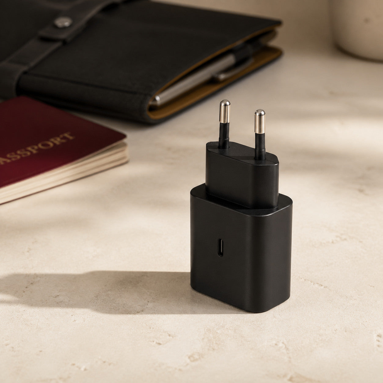 Samsung 45W Type-C Hızlı Şarj Adaptörü - Lifestyle kullanım görseli