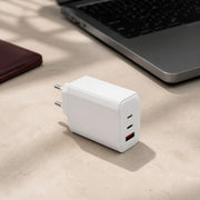 Zore Always-01 65W GaN USB-C + USB-A Şarj Adaptörü - Lifestyle kullanım görseli