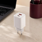 Zore Always-02 45W GaN USB-C + USB-A Şarj Adaptörü - Lifestyle kullanım görseli