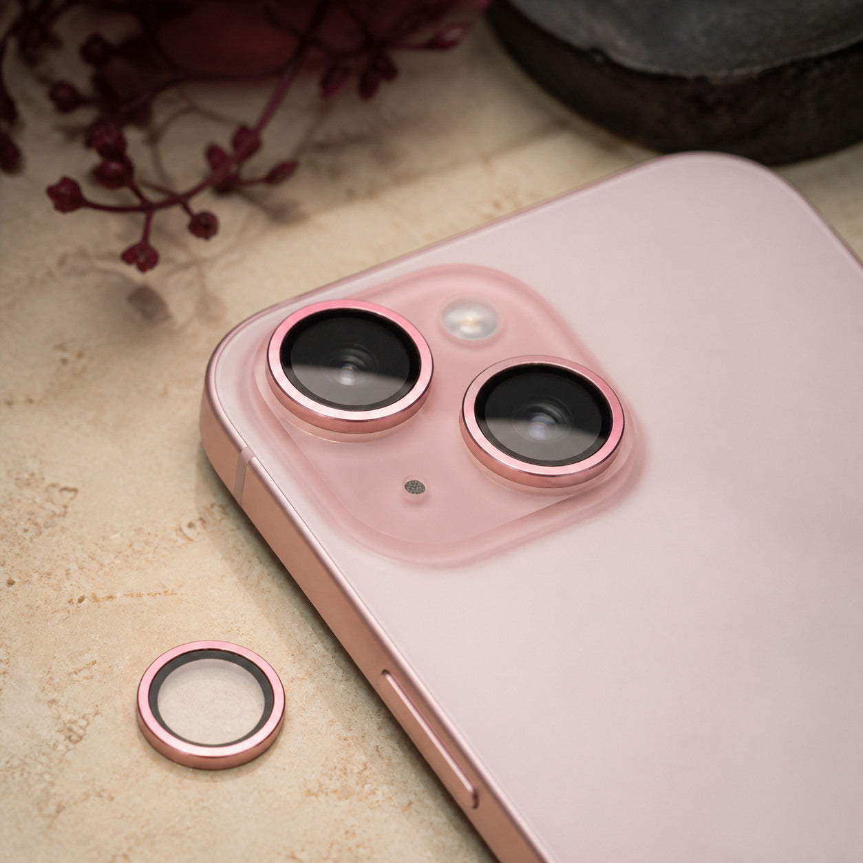 Zore CL-12 iPhone 15 / 15 Plus Premium Safir Kamera Lens Koruyucu - Pembe - Lifestyle kullanım görseli