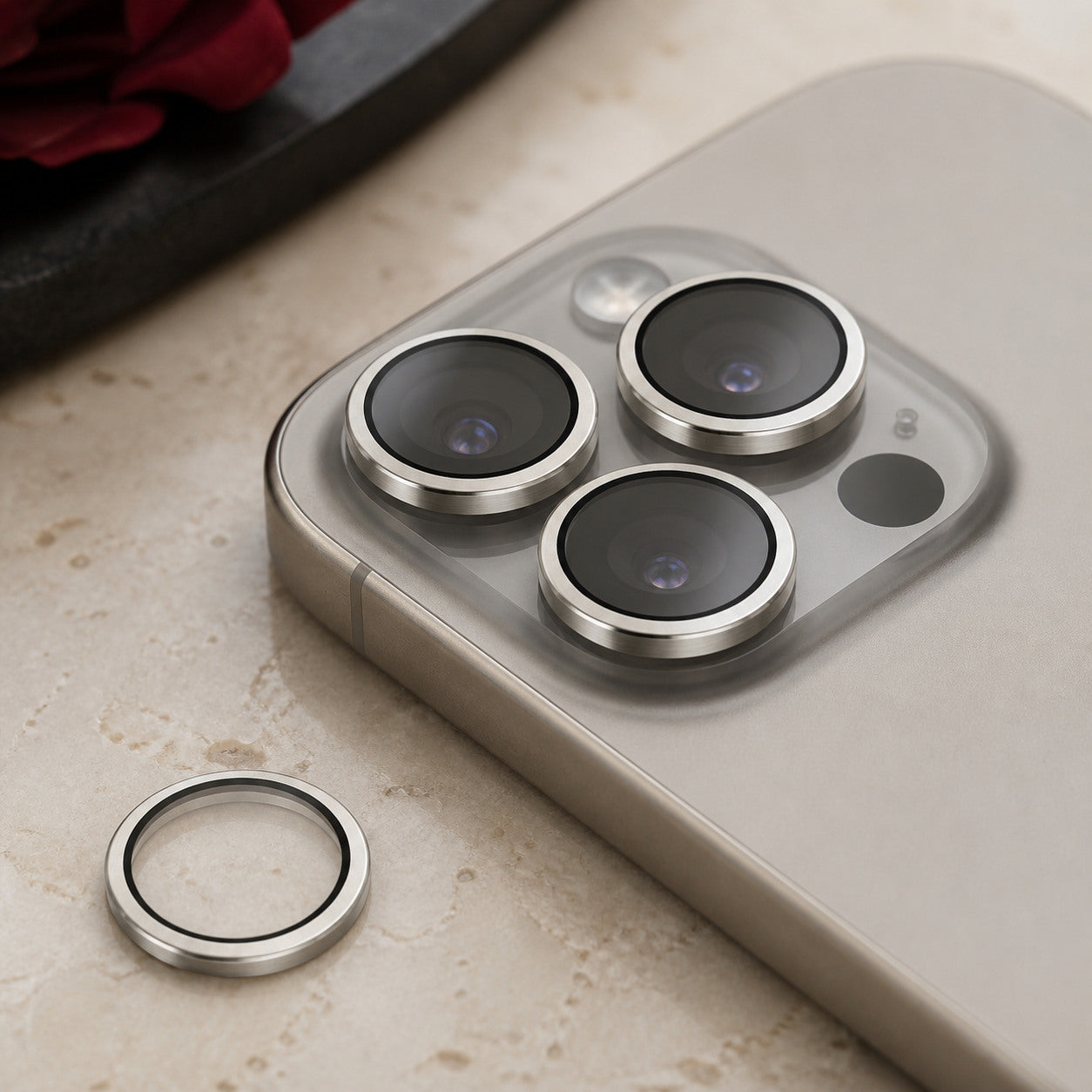 Zore CL-12 iPhone 15 Pro / Pro Max Safir Kamera Lens Koruyucu - Gümüş - Lifestyle kullanım görseli