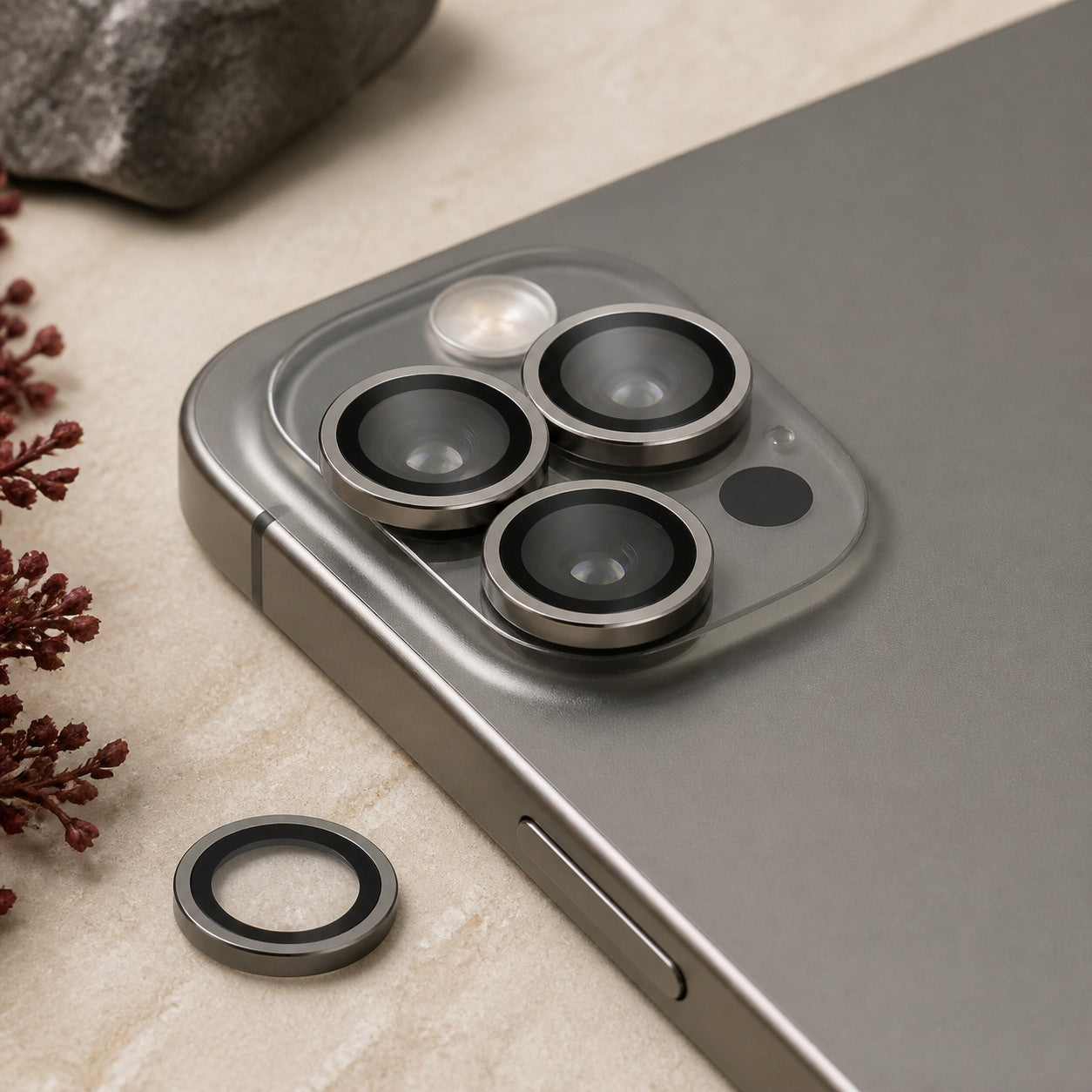 Zore CL-12 iPhone 16 Pro / Pro Max Premium Safir Kamera Lens Koruyucu - Titanyum Gri - Lifestyle kullanım görseli