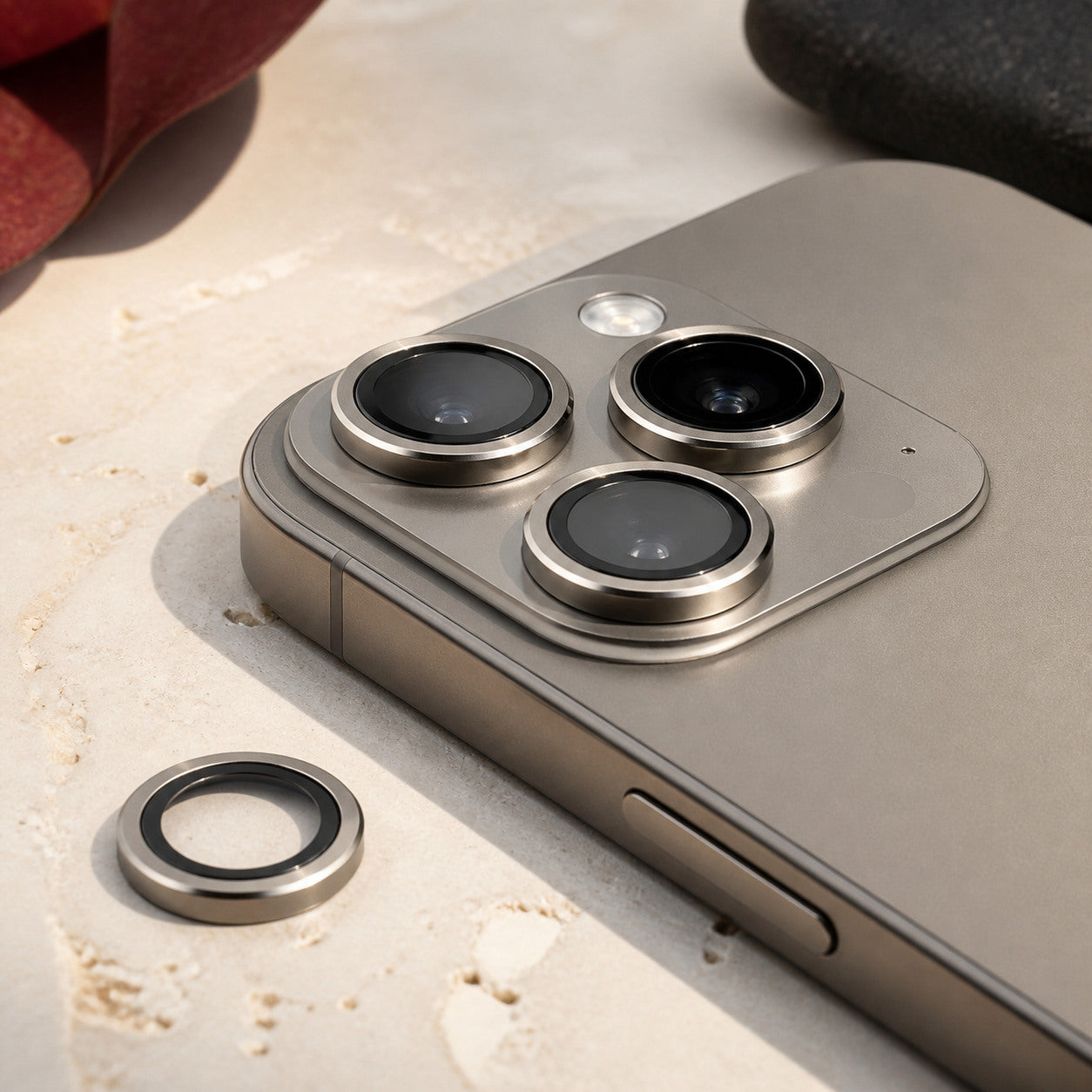 Zore CL-12 iPhone 17 Pro / Pro Max Premium Safir Kamera Lens Koruyucu - Titanyum Gümüş - Lifestyle kullanım görseli